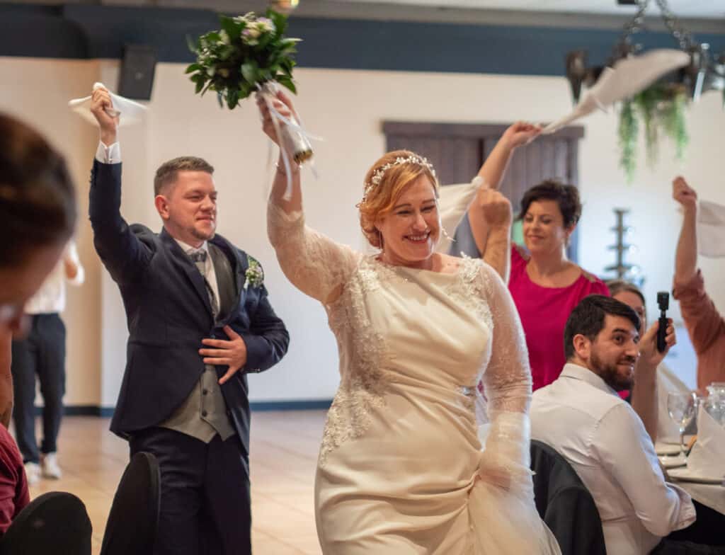 Celebración de boda capturando la esencia del compromiso y la alegría.