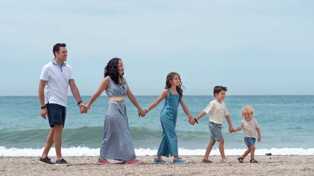 Fotografía preboda familiar con varios hijos en la playa