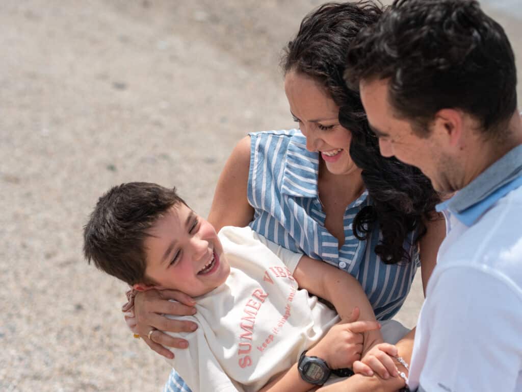 Padres disfrutando con su hijo en una sesión de fotos preboda familiar