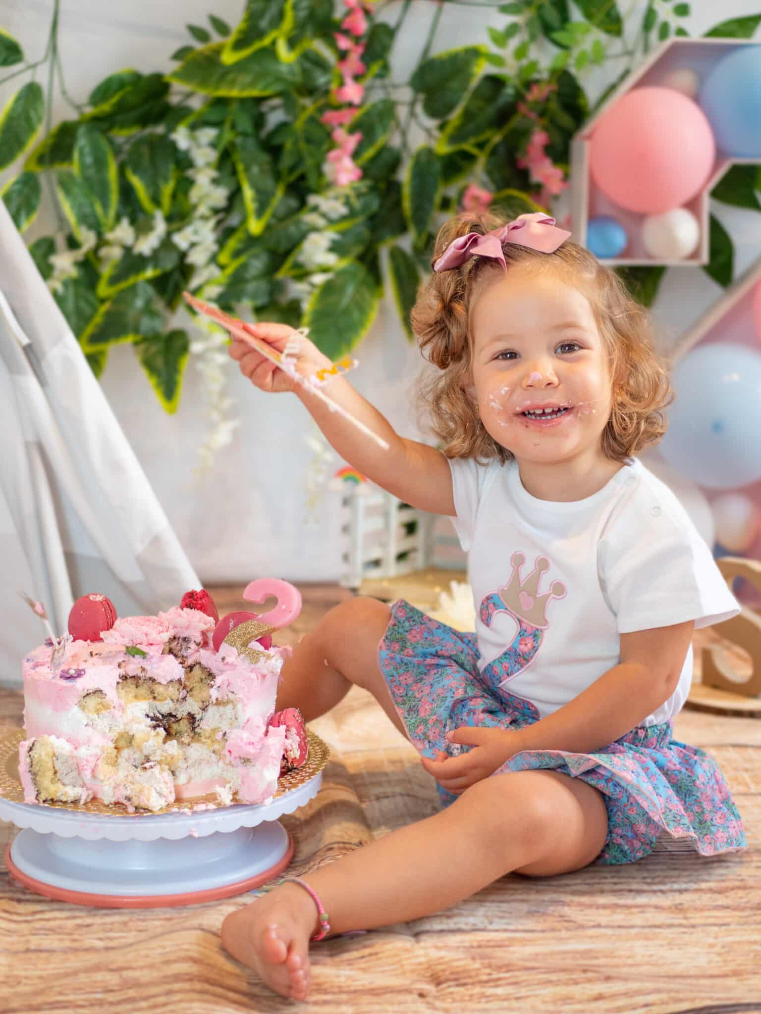 Sesión de smash cake capturando la alegría de un niño en su cumpleaños.