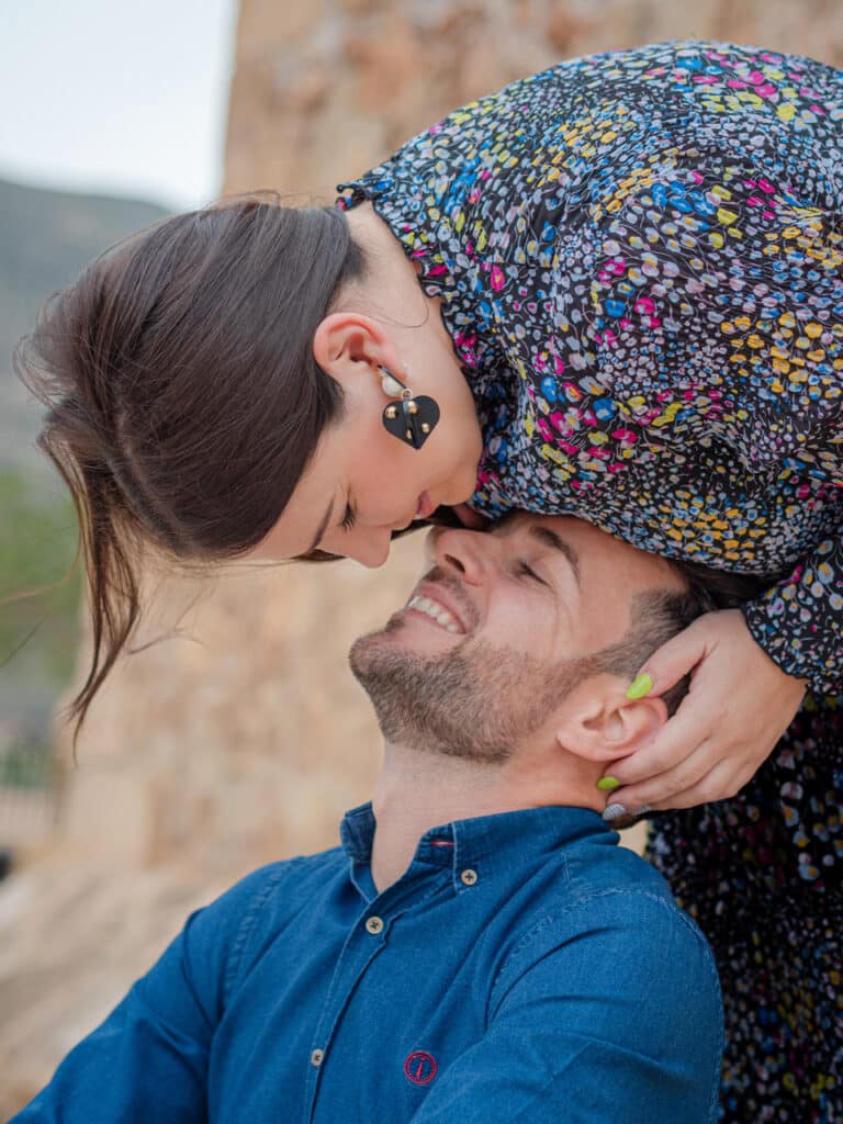 Fotografía de preboda resaltando la felicidad y el romance.