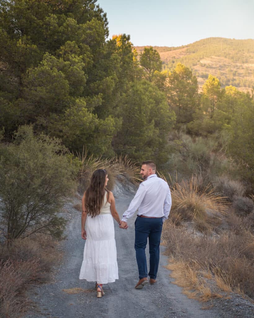 Novios compartiendo su amor en una boda memorable y hermosa.