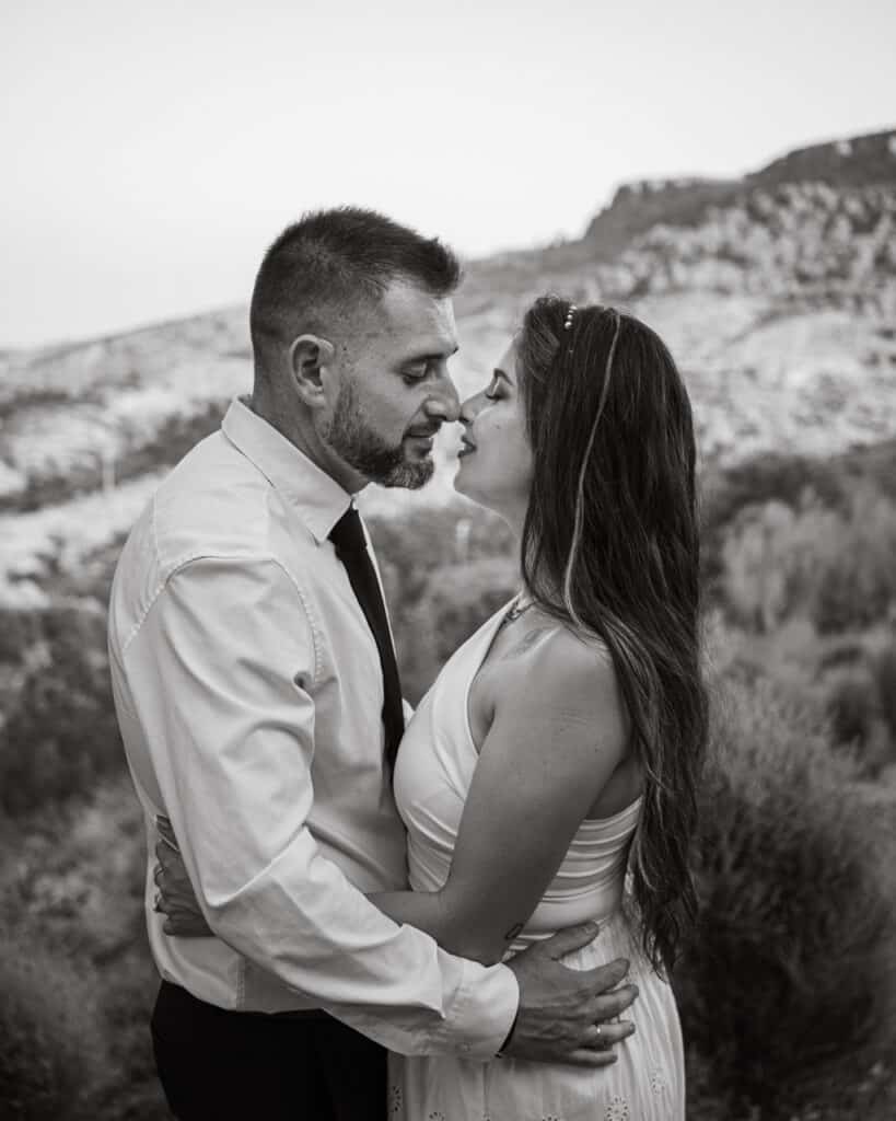 Escena de boda resaltando la felicidad de la pareja enamorada.