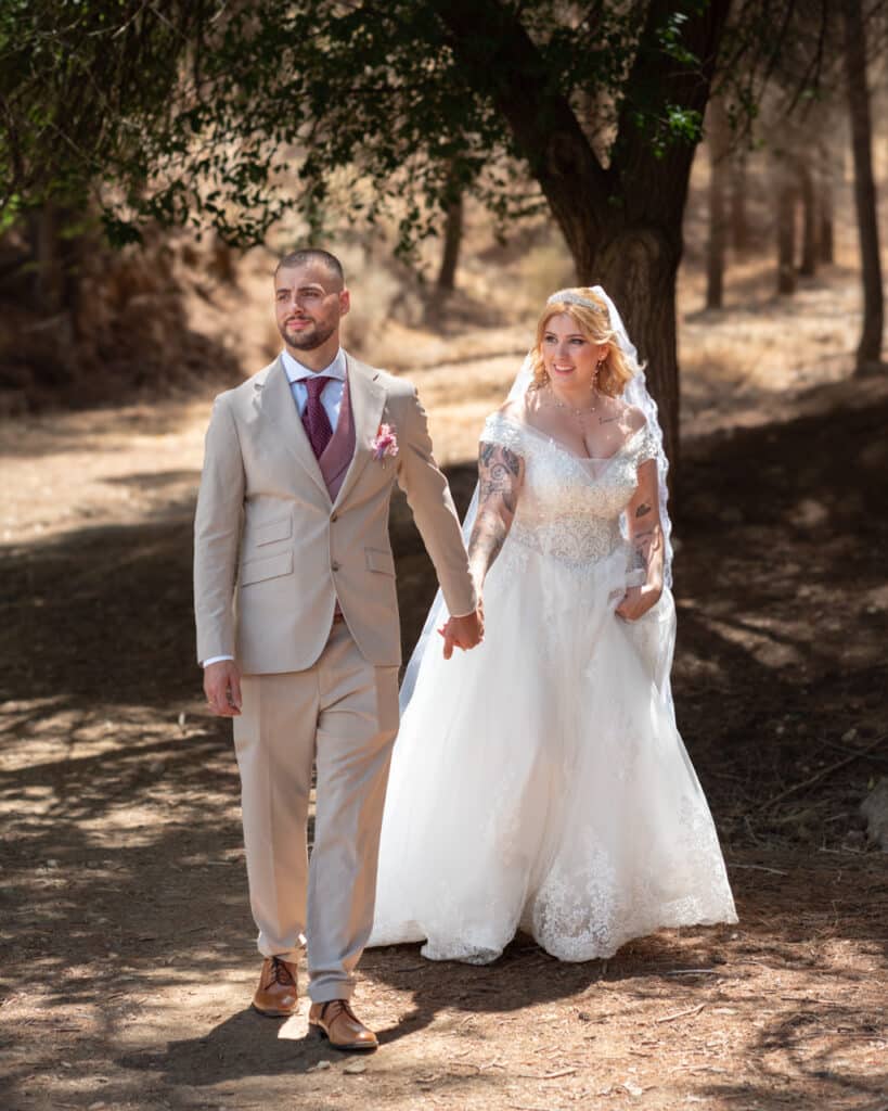 Retrato de los novios en su sesión postboda lleno de felicidad.