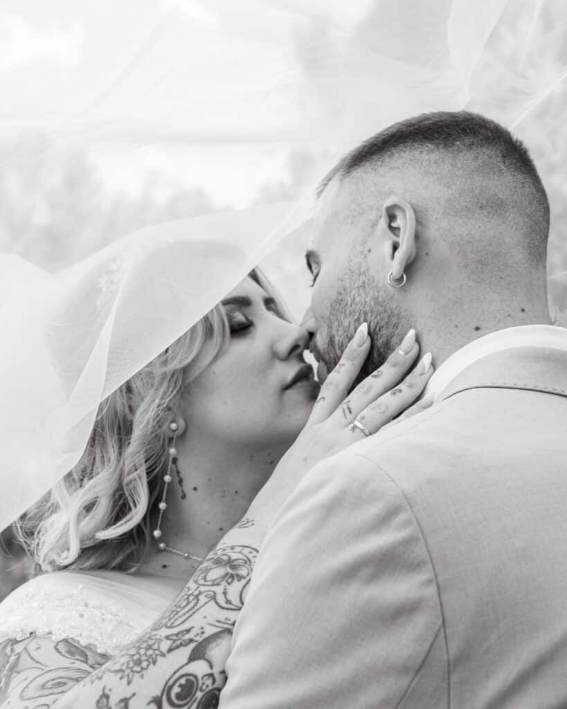 Escena emotiva de una ceremonia de boda llena de significado.