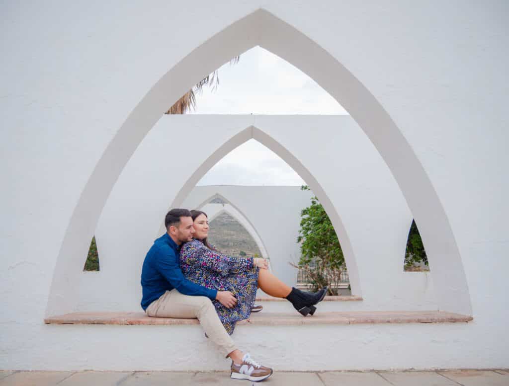 Pareja de novios uniendo sus vidas en una boda significativa.